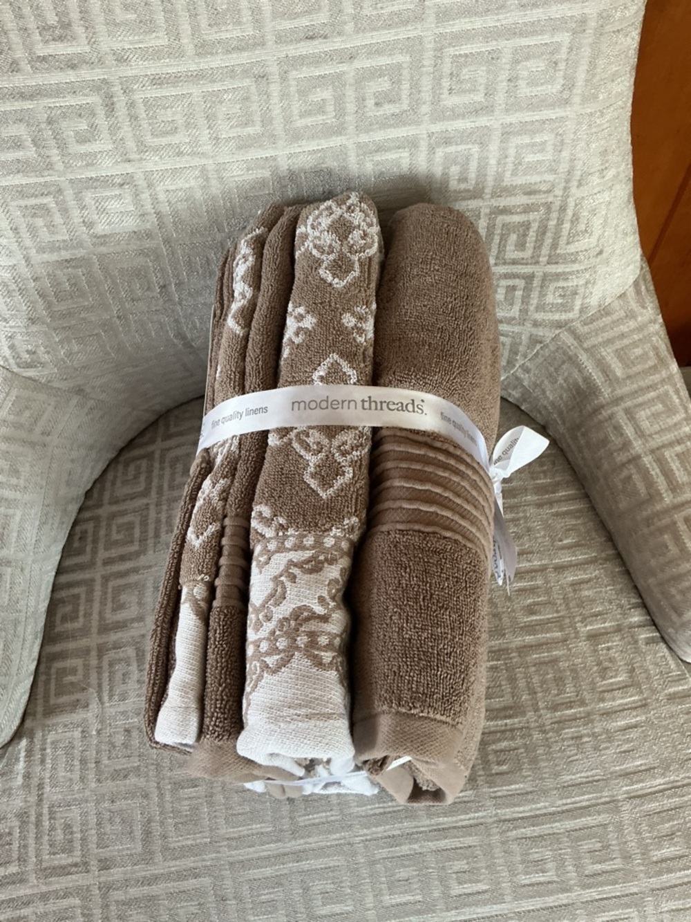 Modern Threads Damask Jacquard 6 Piece GreyTOWELS  With Embellished Border NWT
